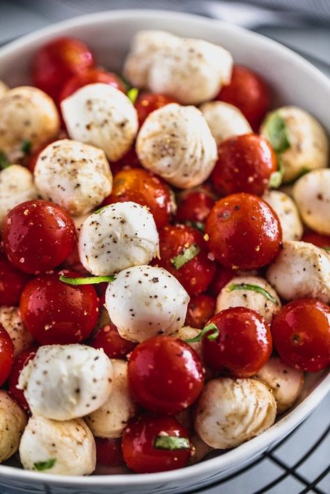 Tomato Appetizers, Tomato Mozzarella Salad, Tomato Mozzarella Basil, Ensalada Caprese, Vegetable Salads, Tomato Caprese, Cherry Tomato Salad, Marinated Tomatoes, Simple Family Meals