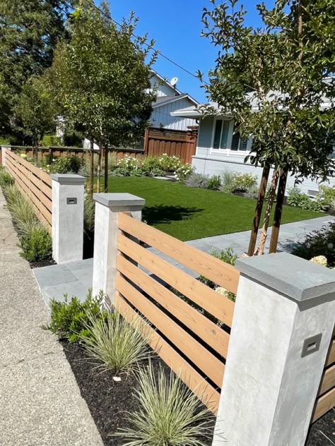 Ranch Fence, Diy Backyard Fence, Modern Front Yard, Front Garden Design, Front Yard Design, Front Yard Fence, Modern Ranch, Backyard Remodel, Diy Backyard Landscaping