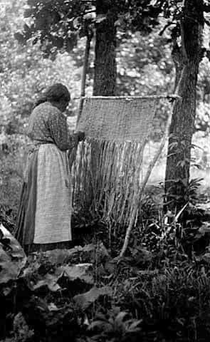 Black And White Weaving, Maori Weaving, Weaving Room, Flax Weaving, Minnesota Historical Society, Women Sewing, French General, Maori Art, Vintage Woman