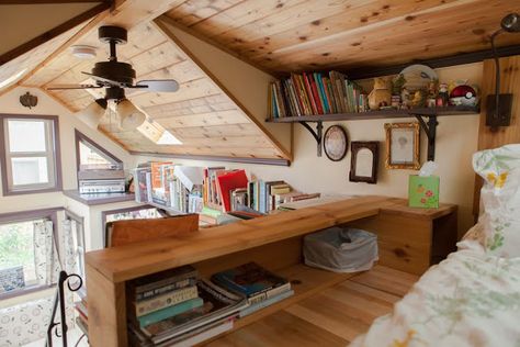 Inspiration; small bookshelf/nightstand/barrier of sleeping loft - good multi-use option, doesn't close off loft too much Design Casa Piccola, Tiny House Vacation, House Mansion, Tiny House Storage, Diy Tiny House, Tiny House Loft, Building A Tiny House, Best Tiny House, Tiny House Inspiration