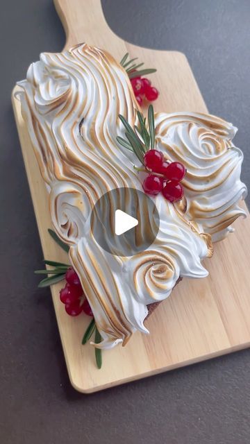 Christmas Cake Log, Tiramisu Yule Log, Christmas Roulade, Red Velvet Yule Log, Baking For Christmas, Christmas Log Cake, Maltese Food, Yule Logs, Toasted Meringue