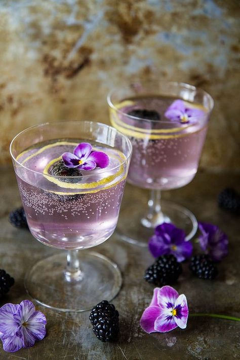 Blackberry French 75's | blackberry, gin, champagne cocktail French 75 Cocktail, Christmas Boards, French 75, Resep Diet, Fancy Drinks, Allergy Free Recipes, Champagne Cocktail, Pretty Drinks, Think Food