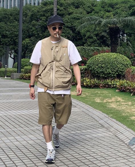 Japan Camping Style, Utility Vest Outfit Men, Utility Vest Outfit, Hiking Outfit Men, Japan Ootd, Solo Hiking, Vest Outfits Men, Nature Outfits, Old Man Fashion