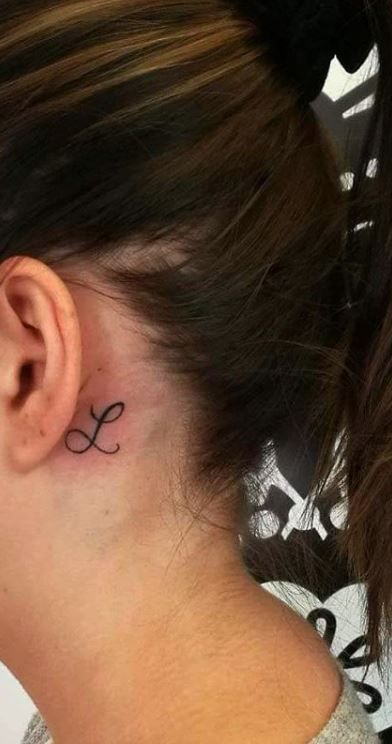 Big Letter Tattoo, Behind The Ear Tattoo Ideas Letter, Behind The Ear Letter Tattoo, Letter Tattoo Behind Ear, Letter Behind Ear Tattoo, Initial Tattoo Behind Ear, Cursive L Tattoo, L Tattoo Letter, Letter L Tattoo