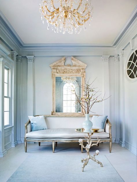 Suzanne Kasler designed sitting room White Couch, Paintings Easy, Southern Elegance, Suzanne Kasler, Foyer Decorating, Room Deco, Atlanta Homes, Design Apartment, French Interior