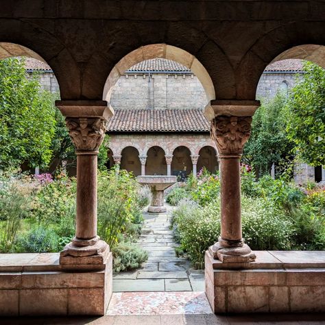 Most beautiful scenes of the MET Cloister #metcloisters #MET #NYC #newyork #museum #garden #landscape #flowers #arches #photogrphy The Met Cloisters Nyc, Cloisters Nyc, Cloister Garden, Museum Garden, City Photoshoot, Stone Road, Landscape Flowers, The Cloisters, Creative Office