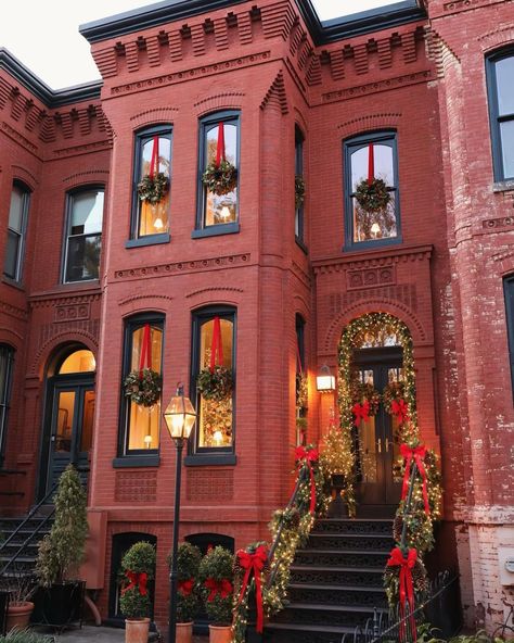 JOSH YOUNG | Christmastime in the City 🤍 . . . . . . . #christmas #holiday #joshyoungdesignhouse #christmasdecor #holidaydecor #townhouse #brownstone… | Instagram Josh Young Design, Window Wreath, Nyc Christmas, Christmas Town, Wreaths And Garlands, Artist House, Outdoor Christmas Lights, Old Fashioned Christmas, Christmas Mood