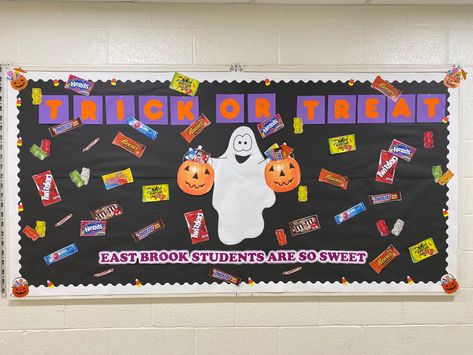 Happy Halloween Bulletin Boards, Bulletin Board Halloween, Halloween Mural, Halloween Bulletin Boards, October Ideas, Charlie Brown Halloween, Classroom Bulletin Boards, School Bulletin Boards, School Board