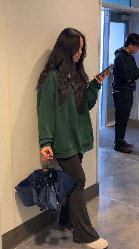 literally my friend being aesthetic in the rain. fit and aura >>> Rainy Fits Aesthetic, Birthday Outfit Rainy Day, Cozy Rain Outfit, Chilly Rainy Day Outfit Casual, Outfits For Hot Rainy Days, Rainy College Outfit, Rainy Day Outfit Aesthetic School, Rainning Day Outfits, Outfits For The Rain Rainy Days