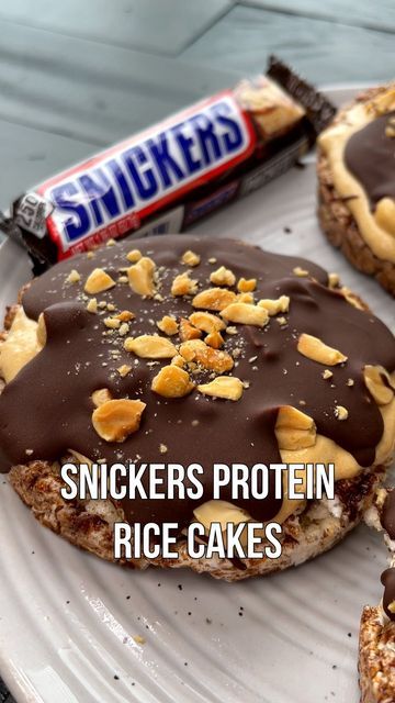 High Protein Rice Cakes, Protein Rice Cakes, High Protein Rice, Snickers Protein, Chocolate Rice Cakes, Protein Rice, Balanced Recipes, Preworkout Snack, Bodybuilding Recipes