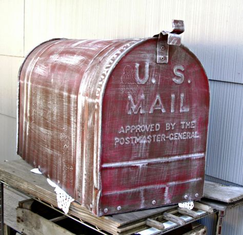 Little Vintage Cottage: Giant Mailbox Redo Old Mailboxes Vintage, Repurposed Mailbox Ideas, Old Mailboxes Repurposed, Old Mailbox Ideas, Vintage Mailbox Ideas, Farmhouse Mailboxes, Country Mailbox, Us Mailbox, Rustic Mailboxes