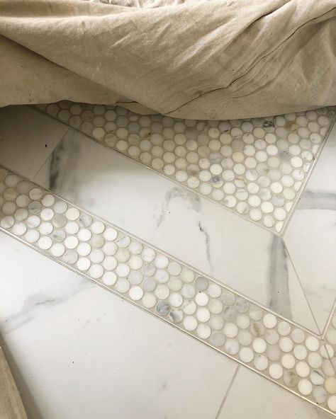 Raelyn Capozzi (@westend.interiors) posted on Instagram: “Peeled back the covers today at our Snyder project to see our inlay marble tile details. The master claw foot will sit in the center of…” • Nov 18, 2019 at 9:06pm UTC Mosiac Floor, Grandma's Cottage, Colour Kitchen, Marble Flooring Design, Master Bath Renovation, Marble Tile Bathroom, Creative Flooring, Bath Redo, Small Space Bathroom