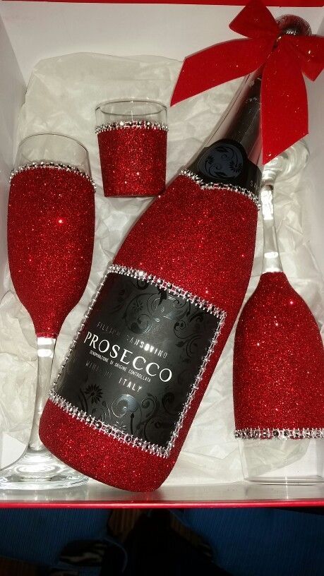 Quince Champagne Bottles Red, Glittered Wine Glasses Diy, Diy Glitter Bottles, Decorated Bottles Ideas, Decorated Champagne Bottles, Champagne Bottle Decoration, Decorated Wine Bottles, Glitter Champagne Bottles, Bedazzled Liquor Bottles