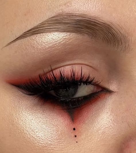 Spooky Simple Makeup, Dark Look Makeup, Dark Eye Makeup Halloween, Red Smokey Makeup, Vampire Eyeliner Looks, Goth Soft Makeup, Clown Makeup Eyeliner, Gothic Makeup Halloween, Black Eyeliner Halloween Makeup