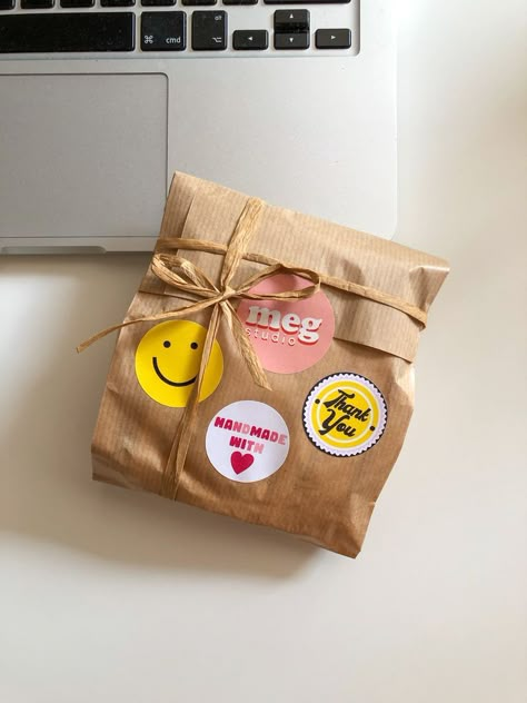 Cute Business Packaging, Cute Shipping Packaging Ideas, Depop Packaging Ideas, Swag Bags Ideas Events Business, Cute Packaging Ideas, Aesthetic Packaging, Packaging Ideas Business, Small Business Packaging Ideas, Diy Gift Set