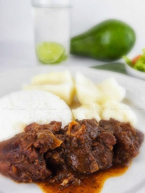 Receta en español: Chivo Guisado  I think I am right in saying that, just like the Dominican sancocho, chivo guisado is another favorit... Dominican Sancocho, Antigua Food, Sancocho Puerto Rican, Dominican Dishes, Goat Stew, Dominican Style, Strange Food, Shades Of Burgundy Hair, Burgundy Hair Color