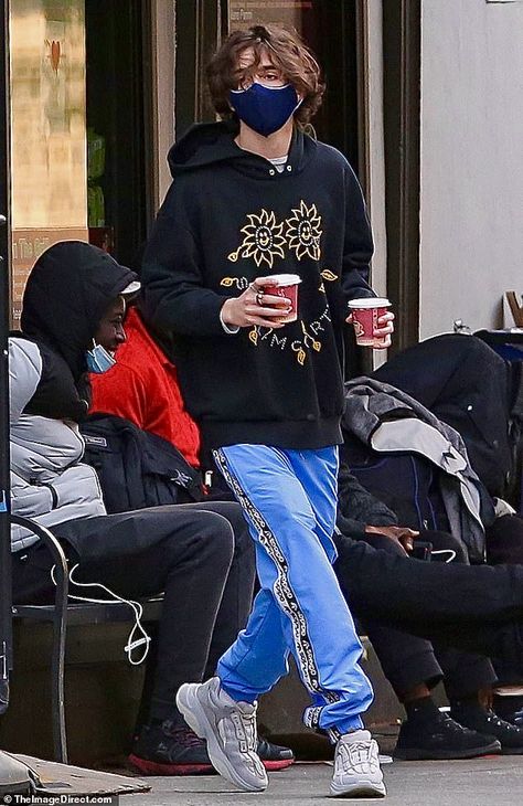 timothee chalamet timothée paparazzi timmy icon Timmy T, Regulus Black, Paparazzi Photos, The Perfect Guy, Timothee Chalamet, White Boys, Casual Hoodie, Black Hoodie, A Man