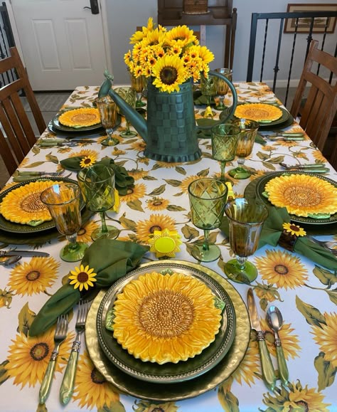 Sunflower Tablescape, Whispers Of The Heart, Sunflower Home Decor, Pretty Table Settings, Summer Table Settings, Sunflower Kitchen Decor, Sunflower Crafts, Autumn Green, Wedding Centrepieces