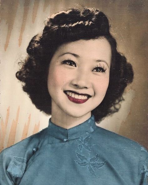 Old Vietnamese Woman, Vintage Asian Women, Vietnamese Haircut, Ancient Vietnam, Vietnamese History, 1950s Hairstyles, Vietnam Art, Culture Clothing, Mom Hairstyles