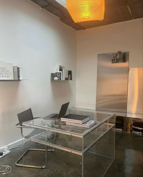 Desk Area Aesthetic, Chic Design Interior, Windows Apartment, Minimalist Boutique, Area Aesthetic, Minimalist Office Design, Professional Office Decor, Nyc Studio Apartments, Work From Home Setup