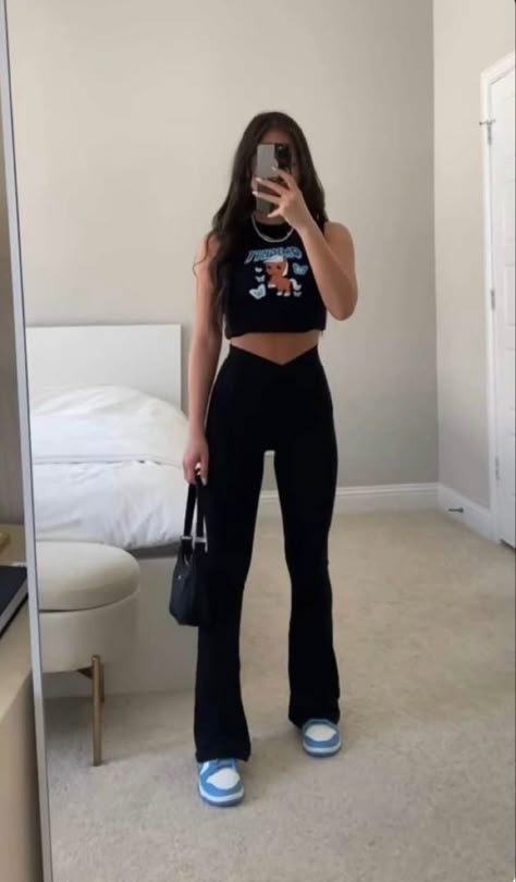 Fit And Flare Leggings Outfit, Flared Leggings With Jordans, Flare Leggings With Jordans, Dunks With Leggings Outfits, Cute Flare Legging Outfits, Flare Pants Outfit Summer, Flare Leggings Outfit Summer, Flared Leggings Outfit Summer, Outfits With Flare Leggings