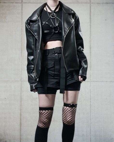 Edgy Goth Outfits, Aurora Moodboard, Modern Goth Outfits, Gothic Fits, Cyberpunk Outfit, Goth Streetwear, Sports Attire, Modern Gothic, Old Fashion Dresses