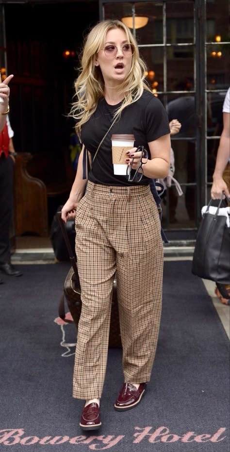 Kaley Cuoco Street Style Kaley Cuoco Style Casual, Kaley Cuoco Hair Flight Attendant Outfits, Soft Natural Street Style, Kaley Cuoco Street Style, Kaley Cuoco Outfits, Choco Outfits, Kaley Cuoco Hair, The Flight Attendant, Melissa Rauch