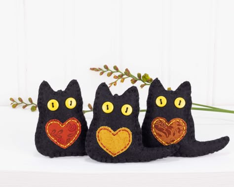 A set of three little cats handmade from black felt with appliqued hearts and button eyes. Perfect for good-luck gifts or Halloween decor. Each cat measures 2.5 inches / 6.5cm high, and has a cotton loop for hanging. The price includes worldwide shipping. Felt Cat Toys, Cat Felt, Felt Cupcakes, Cat Christmas Ornaments, Adornos Halloween, Felt Halloween, Fabric Hearts, Button Eyes, Felt Cat