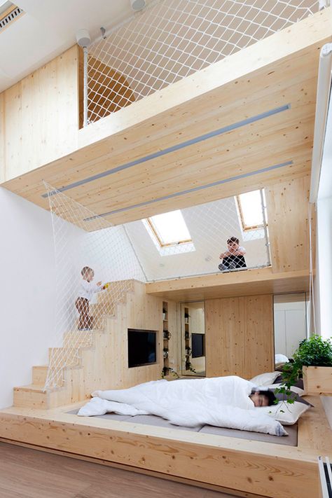 This is an extremely unique bedroom idea. I say that because of the multiple landings and the netting that keeps the children safe from falling off the stairs and out of the loft. It gives the kids plenty of space to run around and play while you sleep soundly on the bottom platform. Notice how the bed is built into the floor. This gives you optimal space without sacrificing anything else. Mezzanine Bedroom Ideas, Mezzanine Bedroom, Design Ložnic, Parents Bedroom, Kids Loft, Kids Room Design, Dream Rooms, Family House, Dream Room