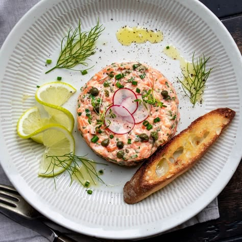 CLASSIC SALMON TARTARE — French Cooking Academy Raw Salmon Appetizers, Entrees Recipes Starters, Salmon Tartare Recipe, Quebec Food, Raw Fish Recipes, Salmon Tartar, Raw Seafood, Gastronomic Food, Tartare Recipe