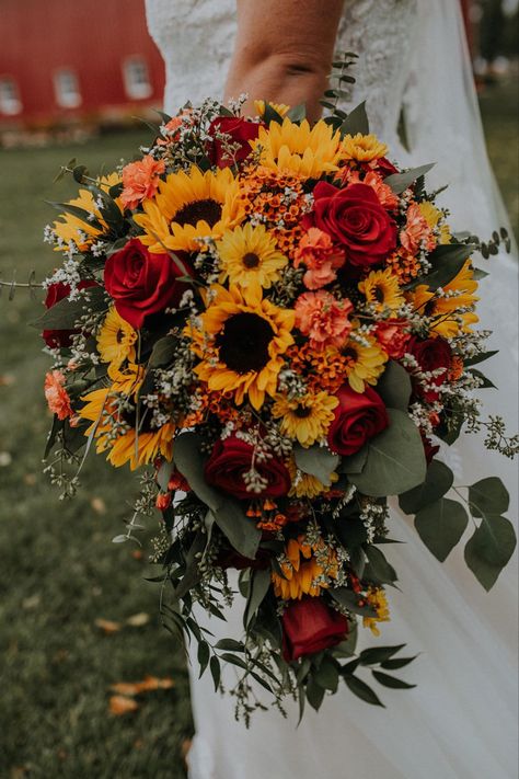 Fall Bridal Bouquet With Sunflowers, Sunflower Wedding Hair, Sunflowers And Roses Wedding, Flower Bouquet Sunflower, Sunflower Fall Wedding, Bouquet With Sunflowers, Farmer Wedding, Early Fall Weddings, Autumn Florals