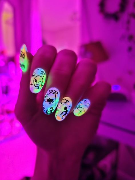 Alien Nails, Dark Nail Art, Dark Nail Designs, Alien Halloween, Summer Pedicure, Dark Nail Polish, Punk Nails, Glow Nails, Dark Nails