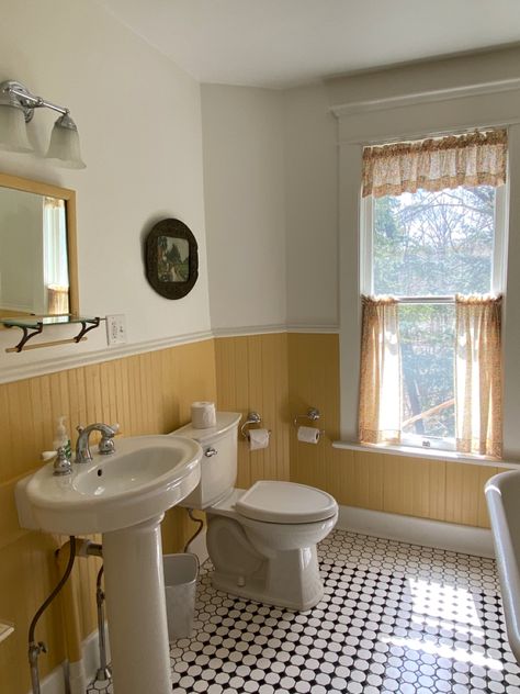 Yellow bw tile Yellow Victorian Bathroom, Yellow And Sage Bathroom, Yellow Cottage Bathroom, 50s Inspired Bathroom, Bathroom Decor Ideas Yellow, Yellow Beadboard Bathroom, Yellow Half Bath, Yellow Toilet Room, Yellow Farmhouse Bathroom