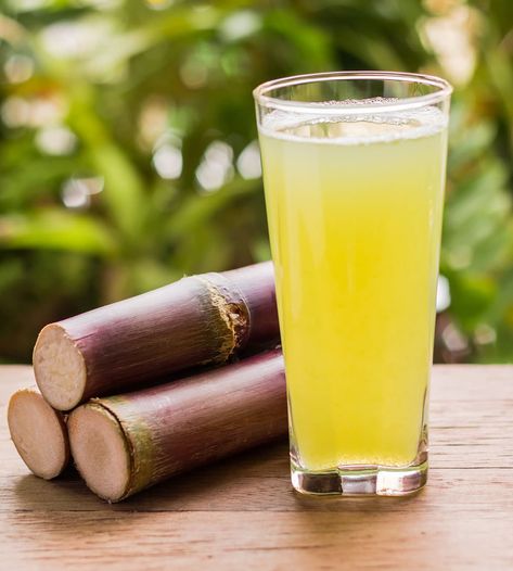 The sugarcane plant is a perennial grass that is grown in a tropical to subtropical climate. The plant forms lateral shoots, that produce stems, and when matured makes up about 76% of the plant. These matured stems are called cane stalks. Juice Ad, Sugarcane Juice, Liver Function, Vegetable Garden Planning, Healing Food, Functional Training, Fruit Drinks, Natural Beauty Tips, Healthy Juices