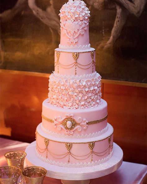 Luxury Wedding Cake Unique, Wedding Cake Unique, Cake Luxury, Quince Cake, Fancy Wedding Cakes, Royal Cakes, Romantic Wedding Style, Wedding Cake Prices, Pink Quince