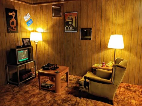 25 Pics to Bring You Back to the 80's. - Feels Gallery 80s Living Room, 80s House, 80s Interior, Dark Wave, Retro Interior Design, Retro Interior, Rec Room, Cozy Place, Retro Aesthetic