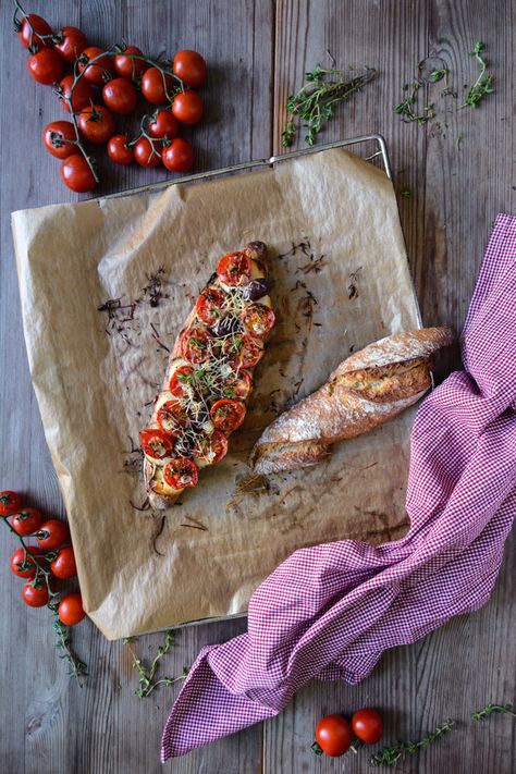 Grilled Tomato, Chèvre and Thyme Baguette Sandwich ° eat in my kitchen Baguette Sandwich, Vegetarian Sandwich, Whats For Lunch, Grilled Tomatoes, Tomato Sandwich, Simple Sandwiches, Sandwiches For Lunch, Bakery Recipes, Easy Vegetarian