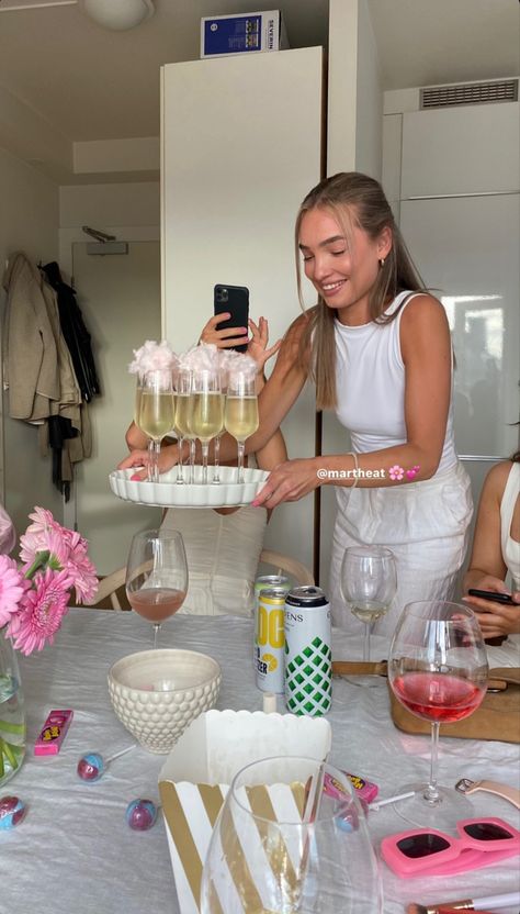 Friends Brunch Aesthetic, Birthday At Home Aesthetic, Clean Girl Birthday, Birthday Pregame, Pregame Aesthetic, It Girl Birthday, Lucky Girl Syndrome Wallpaper, Lucky Girl Wallpaper, Lucky Girl Aesthetic