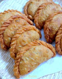 Recipes Fingerfood, Chicken Curry Puffs, Malaysian Snacks, Chicken And Potato Curry, Curry Puff Recipe, Singapore Recipes, Savoury Pastry, Curry Puffs, Chicken Puffs