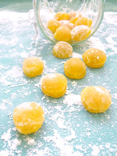 Learn how to make citrusy hard candies with fizzy centers! Lemon Candy Recipe, Lemon Drop Recipe, Home Made Candy, Hard Candy Recipes, Sherbet Lemon, Lemon Drops, Lemon Syrup, Carnival Food, Foraged Food