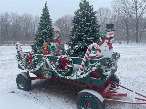 Christmas Decor With Wagon, Old Wagon Ideas, Barnyard Christmas, Christmas Wagon, Wood Wagon, Holiday Parades, Christmas Displays, Old Wagons, Red Wagon