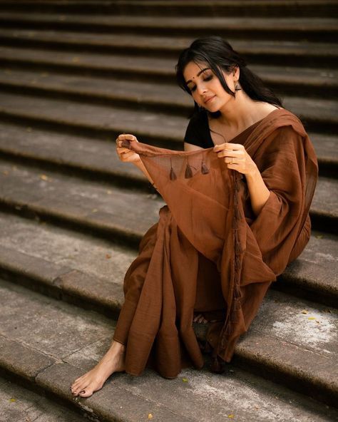 Saree Photography Ideas, Traditional Pics Ideas, Saree Poses Aesthetic, Aesthetic Saree Photography, Traditional Saree Poses, Aesthetic Saree Poses, Saree Photo Shoot, Aesthetic Saree, Saree Pose