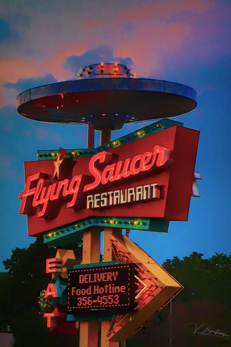 Flying Saucer | This is a neon sign from an old greasy spoon… | Flickr Bedroom Aesthetic Vintage, Diner Aesthetic, Restaurant Sign, Futurisme Retro, Vintage Neon Signs, Fotografi Vintage, 80s Vibes, 80s Aesthetic, Retro Sign