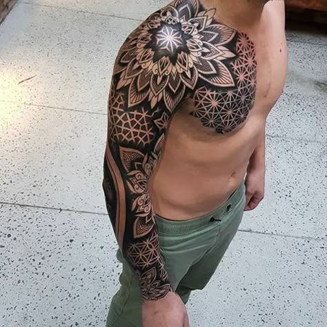 Black Shoulder Tattoo, Geometric Tattoo Shoulder, Mandala Tattoo Men, Tato Maori, Mandela Tattoo, Geometric Tattoo Sleeve Designs, Mandala Tattoo Sleeve, Cool Shoulder Tattoos, Geometric Mandala Tattoo