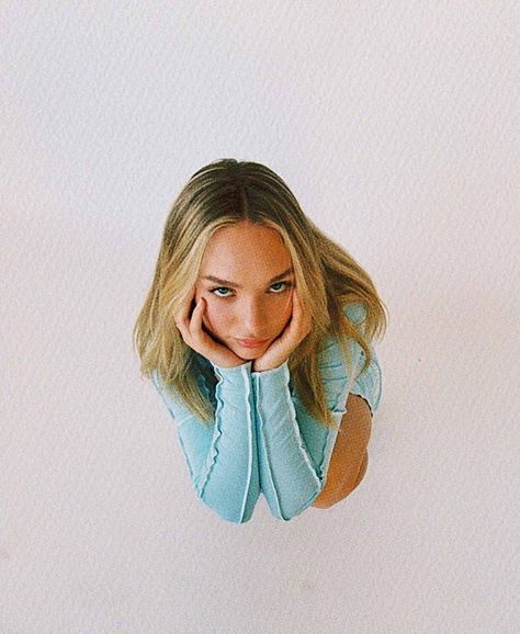 Maddie Ziegler Photoshoot, Y2k Photoshoot, Kenzie Ziegler, Maddie Ziegler, Studio Photoshoot, Cool Poses, Body Poses, Studio Shoot, Creative Portraits