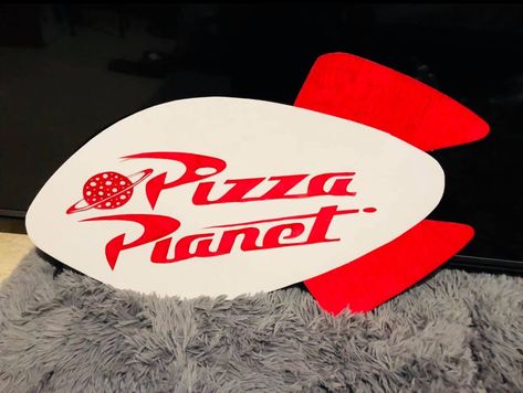 Pizza Planet, Planet Signs, Diy Signs, Drink Sleeves, Planets, Party Decorations, Signs, Toys