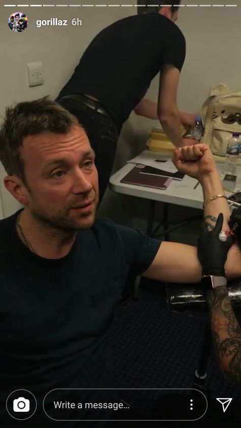 Damon getting a tattoo Blur Band Tattoo, Damon Albarn Tattoo, Blur Tattoos Band, Blur Tattoos, Monster Museum, Blur Band, Jamie Hewlett, Gorillaz Art, Getting A Tattoo