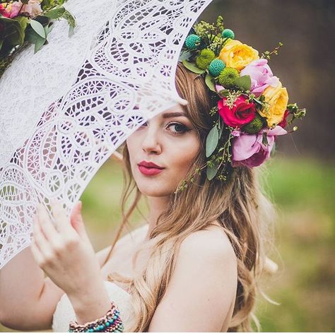 Senior pictures featuring Lace umbrella and flower crown! Umbrella Photoshoot, Umbrella Photography, Umbrella Photo, Boho Background, Lace Umbrella, Small Umbrella, Fashion Model Poses, Senior Picture Outfits, Smartphone Photography