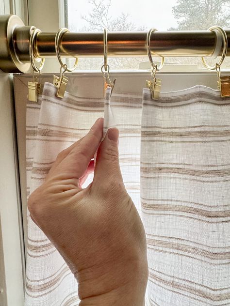 A quick, simple step-by-step tutorial for repurposing kitchen towels to make charming DIY cafe curtains in under 10 minutes. Napkin Curtains Ideas, French Kitchen Curtain Ideas, Tiny Home Curtains, Diy Tension Rod Curtains, Dish Towel Curtains Diy, Under Counter Curtain Diy, Simple Curtains Diy, Diy Kitchen Valance Ideas, Cafe Curtains In Bathroom