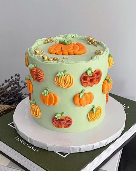 Easy Pumpkin Cupcakes, Fall Theme Cakes, Fall Birthday Cakes, Halloween Cake Decorating, Thanksgiving Cakes, Fall Cakes, Cake Decorating Designs, Pumpkin Cupcakes, Thanksgiving Desserts